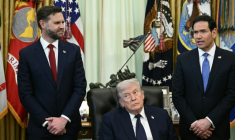 De g. à d.: le vice-président américain, JD Vance, le président, Donald Trump, et le secrétaire d'Etat, Marco Rubio, à la Maison Blanche à Washington, le 23 avril 2026 ( AFP / Brendan SMIALOWSKI )