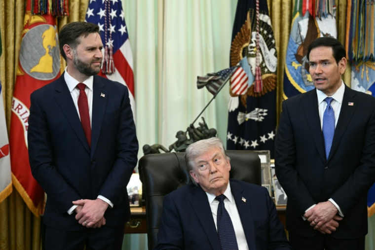 De g. à d.: le vice-président américain, JD Vance, le président, Donald Trump, et le secrétaire d'Etat, Marco Rubio, à la Maison Blanche à Washington, le 23 avril 2026 ( AFP / Brendan SMIALOWSKI )