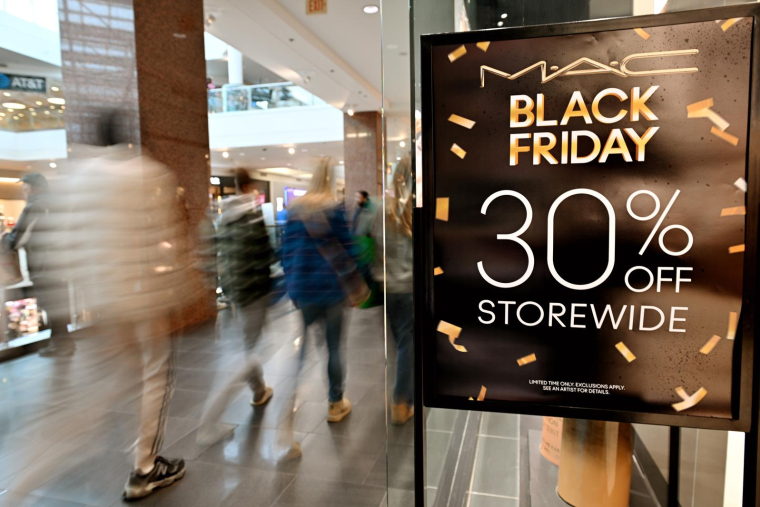Black Friday dans un centre commercial d'Arlington en Virginie. ( AFP / ROBERTO SCHMIDT )