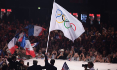 Arrivée du drapeau olympique en France, à Albertville