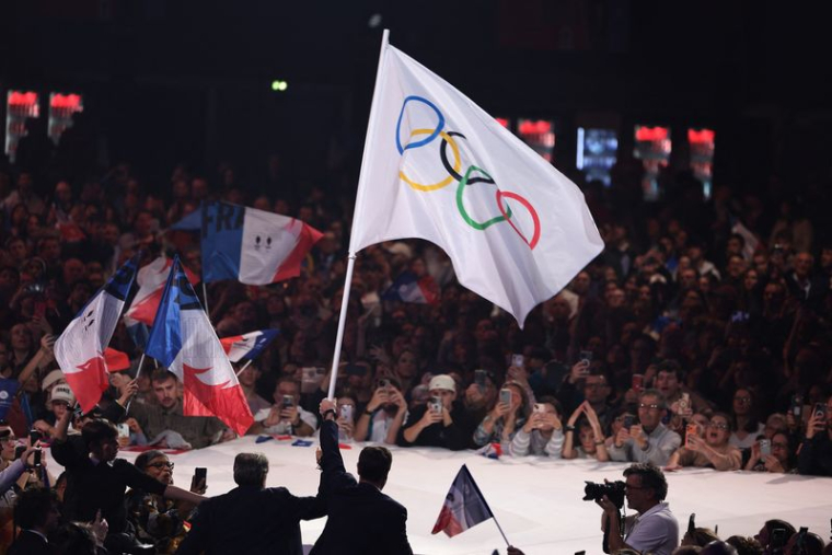 Arrivée du drapeau olympique en France, à Albertville