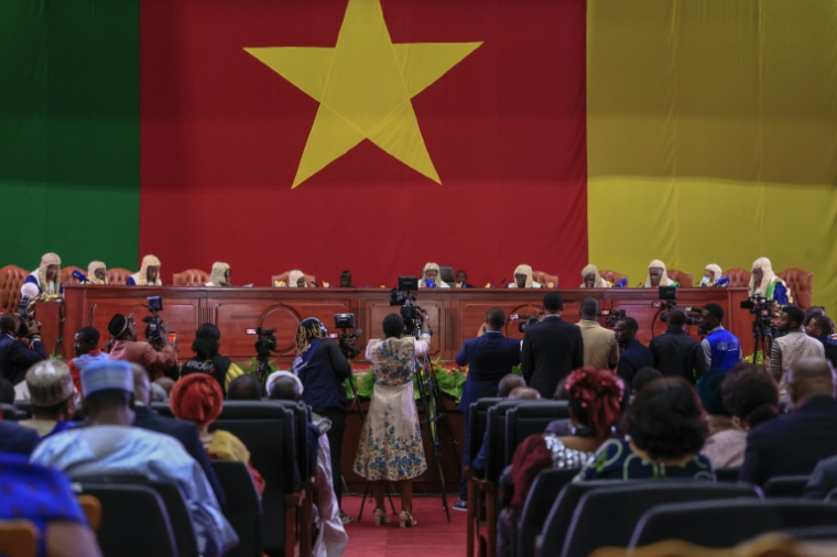 Les membres du Conseil constitutionnel du Cameroun donnent lecture des résultats de l’élection présidentielle au Palais des congrès de Yaoundé, le 27 octobre 2025 ( AFP / - )