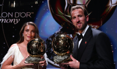 Alexia Putellas et Harry Kane posent avec leurs Ballons d'or lundi soir à Londres. ( AFP / FRANCK FIFE )