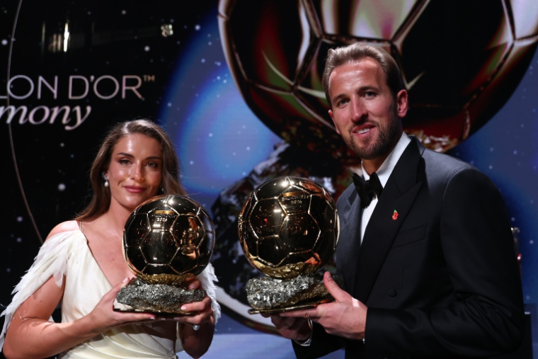 Alexia Putellas et Harry Kane posent avec leurs Ballons d'or lundi soir à Londres. ( AFP / FRANCK FIFE )