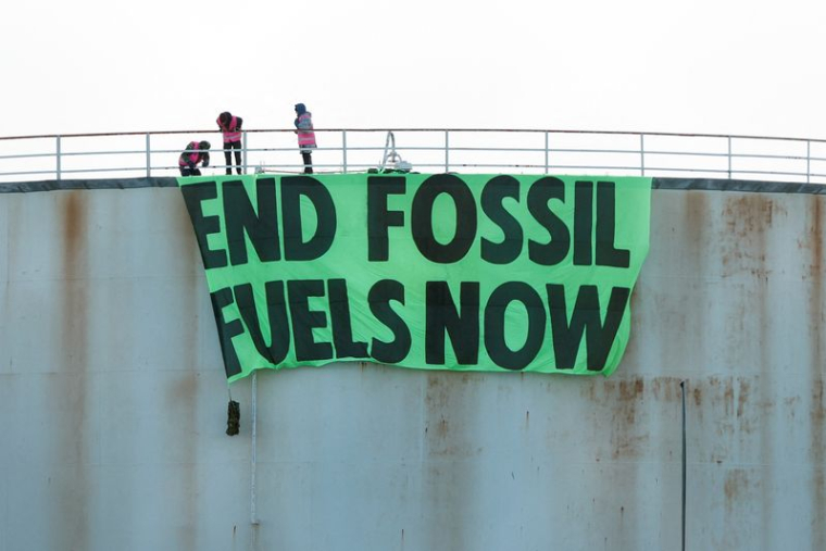 GRANDE-BRETAGNE: DIX TERMINAUX PÉTROLIERS BLOQUÉS PAR DES MILITANTS ENVIRONNEMENTAUX, SIX ARRESTATIONS
