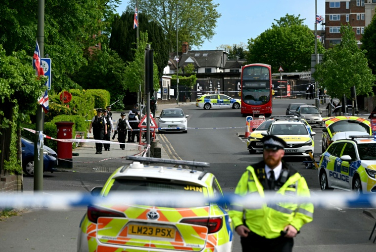 Des policiers patrouillent dans un périmètre de sécurité dans le quartier de Golders Green, au nord de Londres, le 29 avril 2026, après que deux persones ont été poignardées et qu'un suspect a été arrêté ( AFP / JUSTIN TALLIS )