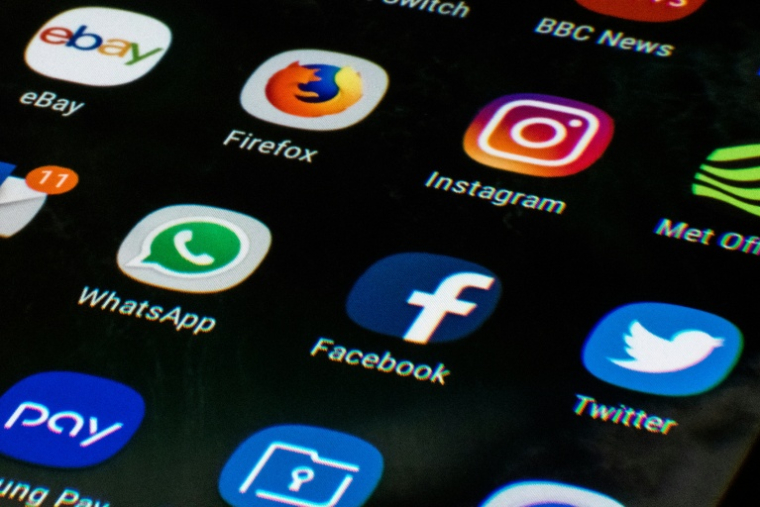 Le Royaume Uni va interdire l'accès des réseaux sociaux aux moins de 16 ans ( AFP / Oli SCARFF )