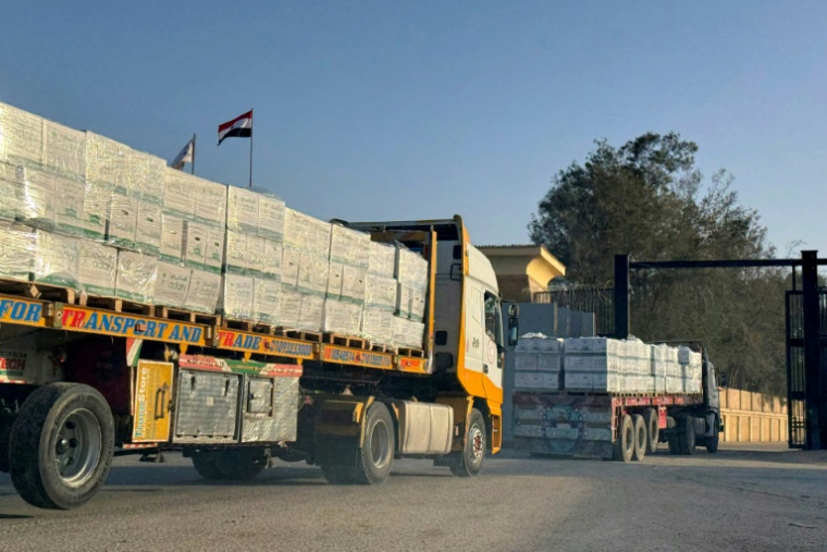 Des camions d'aide humanitaire entrent par le côté égyptien du poste-frontière de Rafah avec la bande de Gaza, dans le nord-est de l’Égypte, le 1er février 2026 ( AFP / - )