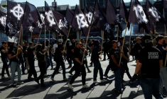 Plusieurs centaines Des militants d'ultradroite manifestent le 10 mai 2025 Paris à l'appel d'un Comité du 9-mai, pour commémorer la mort accidentelle de l'un d'entre eux en 1994 ( AFP / GEOFFROY VAN DER HASSELT )