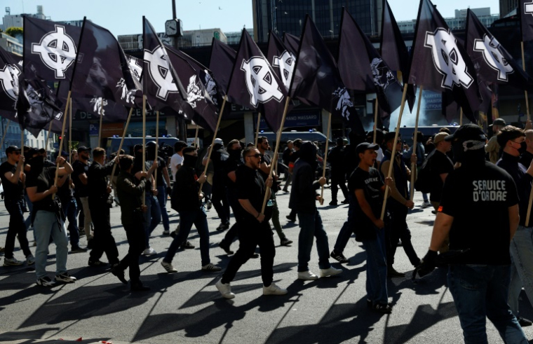 Plusieurs centaines Des militants d'ultradroite manifestent le 10 mai 2025 Paris à l'appel d'un Comité du 9-mai, pour commémorer la mort accidentelle de l'un d'entre eux en 1994 ( AFP / GEOFFROY VAN DER HASSELT )