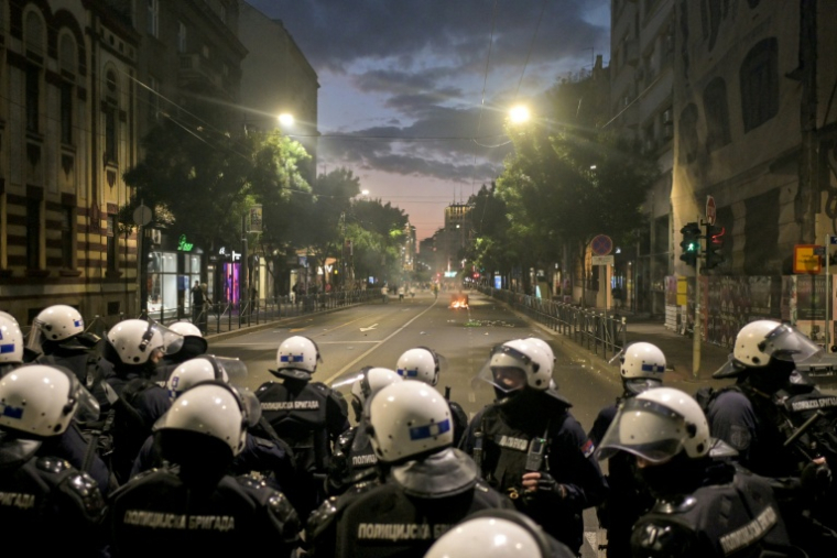 Des policiers antiémeute positionnés dans une rue de Belgrade, en Serbie, lors de heurts à la fin d’une manifestation antigouvernementale dénonçant la corruption et réclamant des élections anticipées, le 23 mai 2026 ( AFP / OLIVER BUNIC )