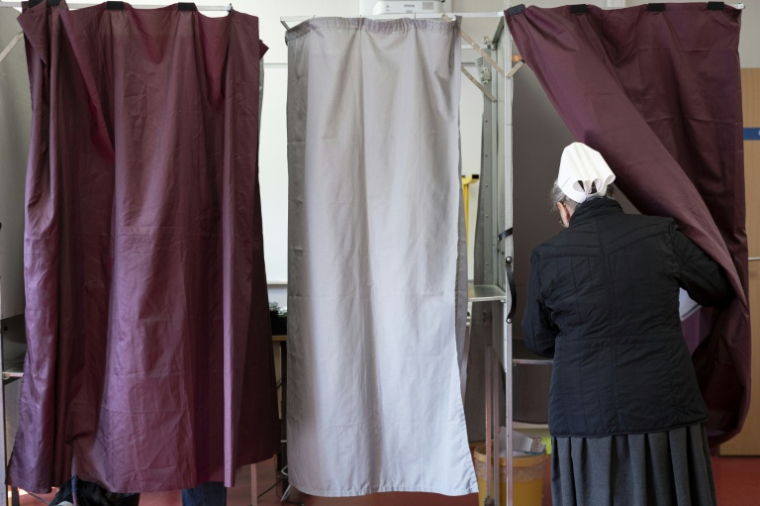 Une religieuse vote au second tour des élections municipales, le 22 mars 2026 à Strasbourg  ( AFP / ROMEO BOETZLE )