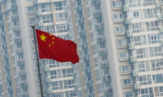 Un drapeau national chinois flotte près d'immeubles résidentiels à Pékin