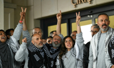Des militants de la "flottille pour Gaza", arrêtés et expulsés par Israël, devant un terminal après leur arrivée à l'aéroport d'Istanbul, le 21 mai 2026 en Turquie ( AFP / Ozan KOSE )