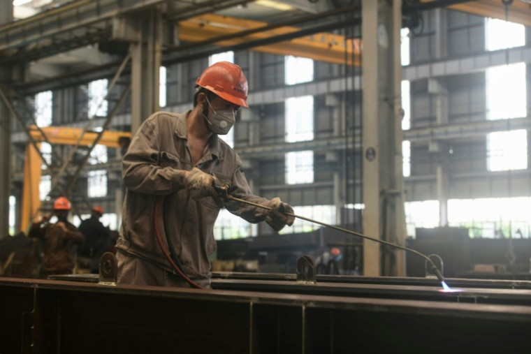 Dans une usine de production d'acier à Hangzhou, dans la province du Zhejiang, dans l'est de la Chine, le 15 juillet 2025 ( AFP / STR )