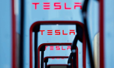 TESLA DÉFIE LES SCEPTIQUES AVEC SES LIVRAISONS ANNUELLES, LE TITRE À UN RECORD