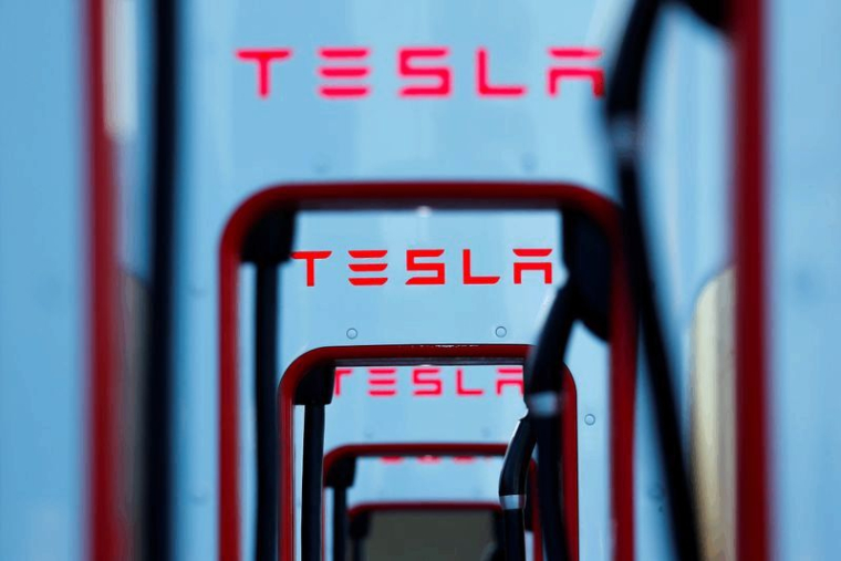 TESLA DÉFIE LES SCEPTIQUES AVEC SES LIVRAISONS ANNUELLES, LE TITRE À UN RECORD