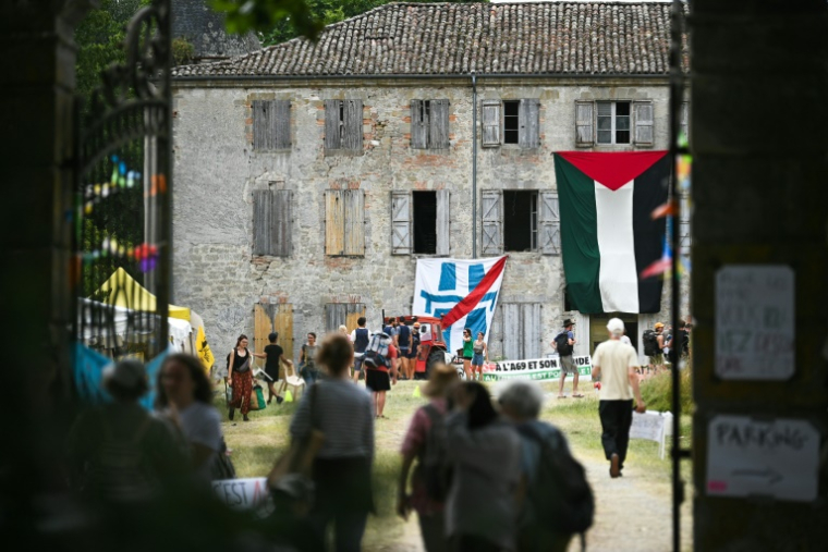 Des opposants au projet de l'autoroute A69 Toulouse-Castres quittent leur campement au Château de Maurens-Scopont, dans le Tarn, le 6 juillet 2025 ( AFP / Matthieu RONDEL )