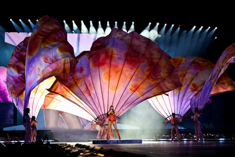 La chanteuse américaine Taylor sur la scène de Paris La Défense Arena - devenu depuis Plenitude Arena - à Nanterre, le 9 mai 2024 ( AFP / JULIEN DE ROSA )