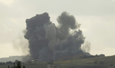 De la fumée s'élève d'un site touché par une frappe israélienne dans le village de Kfar Tibnit, dans le sud du Liban, le 15 mai 2026 ( AFP / - )