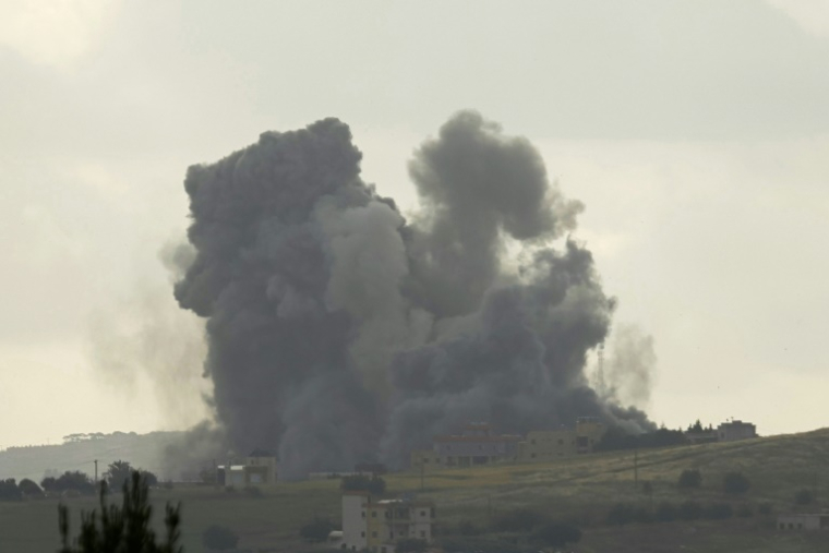 De la fumée s'élève d'un site touché par une frappe israélienne dans le village de Kfar Tibnit, dans le sud du Liban, le 15 mai 2026 ( AFP / - )