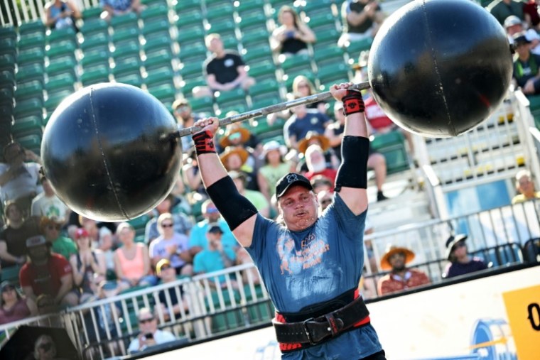 Rayno Nel d'Afrique du Sud soulève une barre de cirque de 154 kg au premier jour des qualifications du concours de "L'homme le plus fort du monde", le 15 mai 2025 à Sacramento, en Californie ( AFP / Robyn Beck )