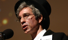 Marc Abrahams lors de la 15e édition des prix Ig Nobel, à l'université Harvard de Cambridge, dans le Massachusetts, le 6 octobre 2005 ( AFP / JOHN MOTTERN )