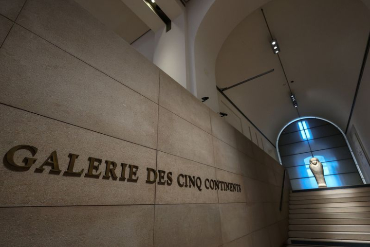 Une vue montre la Galerie des Cinq Continents rénovée dans l'aile Denon au musée du Louvre à Paris