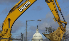 Un godet de chargeuse arrière près du Capitole des États-Unis à Washington