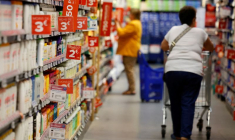 Photo des gens qui font leurs courses dans un supermarché près de Paris