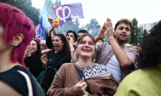 Des partisans de La France Insoumise (LFI) réagissent après l'annonce des résultats partiels du second tour des élections législatives