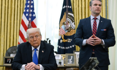 Donald Trump et Pete Hegseth à Washington, aux États-Unis, le 25 mars 2025. ( AFP / ANNABELLE GORDON )