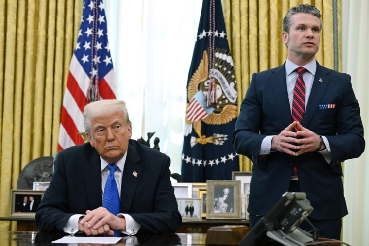 Donald Trump et Pete Hegseth à Washington, aux États-Unis, le 25 mars 2025. ( AFP / ANNABELLE GORDON )