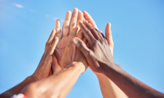 En effectuant des dons à une association française ou européenne, vous pouvez réduire votre impôt ou votre impôt sur la fortune immobilière. ( crédit photo : Shutterstock )