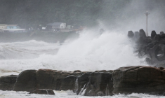 Des vagues frappent des brise-lames en béton le long de la côte à l'approche du typhon Champi à Keelung, Taïwan, le 23 octobre 2026 ( AFP / I-Hwa Cheng )