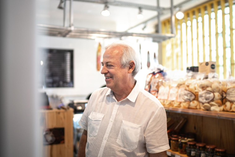 Jean se retrouve à un carrefour délicat: il doit jongler entre raison économique, stratégie patrimoniale et équilibre familial. ( crédit photo : Getty Images/iStockphoto )