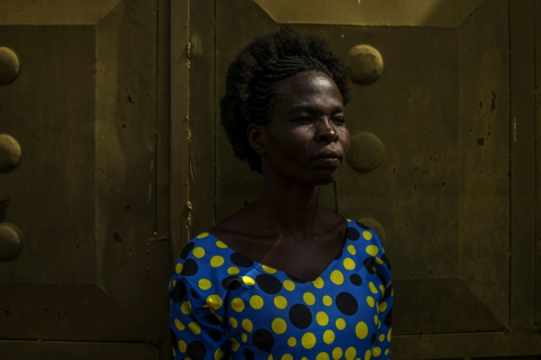 Everlyn Ayo, une survivante enlevée lors d'un raid de la guérilla de l'Armée de Résistance du Seigneur (LRA), pose sur un site qu'elle se rappelle avoir utilisé comme abri lors de ses trajets nocturnes pour échapper à ce groupe rebelle, à Gulu, dans le nord de l'Ouganda, le 4 septembre 2025. ( AFP / Stuart Tibaweswa )