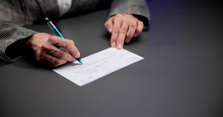 Chèque barré, certifié, de banque : mettez fin à la confusion / iStock.com - AndreyPopov