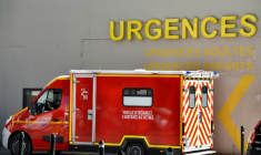 Les passages aux urgences sont plus longs qu'il y a dix ans, que le malade soit ausculté une seule fois, examiné à l'aide de radiologie et biologie médicale, ou hospitalisé à la fin ( AFP / LOIC VENANCE )