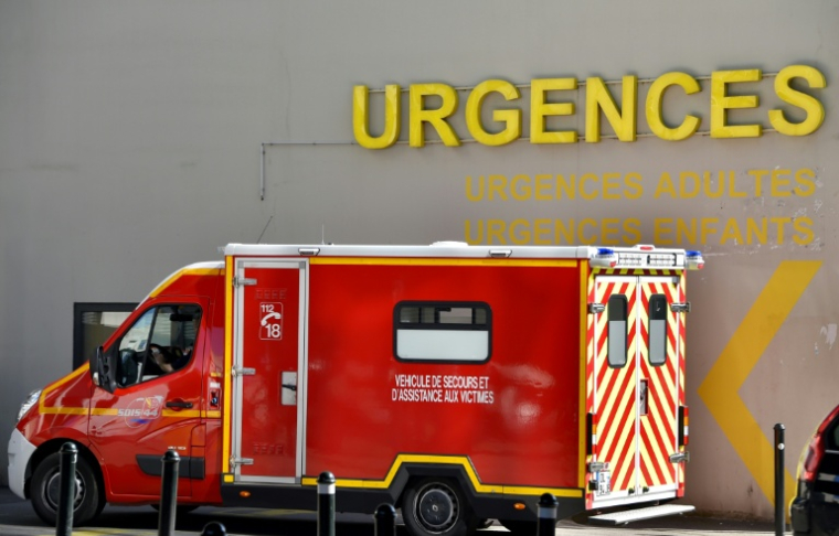 Les passages aux urgences sont plus longs qu'il y a dix ans, que le malade soit ausculté une seule fois, examiné à l'aide de radiologie et biologie médicale, ou hospitalisé à la fin ( AFP / LOIC VENANCE )