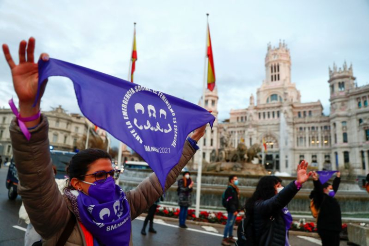 DES MILLIERS DE FEMMES MANIFESTENT EN ESPAGNE POUR RÉCLAMER L'ÉGALITÉ