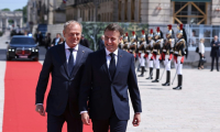 Le président français Emmanuel Macron et le Premier ministre polonais Donald Tusk à Nancy le 9 mai 2025 pour la signature d'un traité renforçant les liens de défense entre les deux pays ( POOL / Christophe PETIT TESSON )