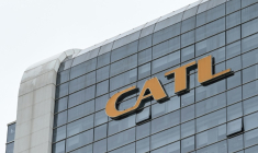 Le géant chinois des batteries CATL, introduit en bourse mardi à Hong Kong, incarne une réussite  portée par un fondateur audacieux et ambitieux, devant composer avec les rivalités technologiques et géopolitiques entre grandes puissances ( AFP / GREG BAKER )