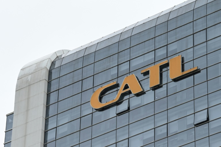 Le géant chinois des batteries CATL, introduit en bourse mardi à Hong Kong, incarne une réussite portée par un fondateur audacieux et ambitieux, devant composer avec les rivalités technologiques et géopolitiques entre grandes puissances ( AFP / GREG BAKER )