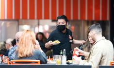 Un serveur dans un restaurant à New York