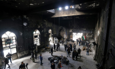 Des journalistes visitent la mosquée Beheshti de Téhéran endommagée lors de récentes manifestations, pendant une visite organisée par les autorités iraniennes pour la presse étrangère, le 21 janvier 2026 ( AFP / ATTA KENARE )