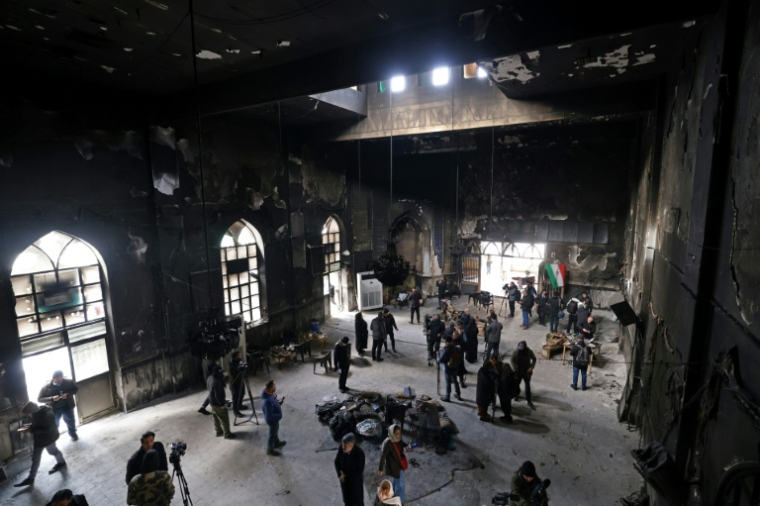 Des journalistes visitent la mosquée Beheshti de Téhéran endommagée lors de récentes manifestations, pendant une visite organisée par les autorités iraniennes pour la presse étrangère, le 21 janvier 2026 ( AFP / ATTA KENARE )