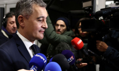 Le ministre français de l'Intérieur Gérald Darmanin s'entretient avec des journalistes à Maisons-Alfort, près de Paris