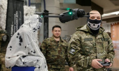 "Chamane", un pilote de drone, fait voler un drone quadricoptère lors d'une démonstration au "Club cosaque militaro-sportif Berkut" dans un centre commercial de Voronej, le 24 janvier 2026 en Russie ( AFP / TATYANA MAKEYEVA )