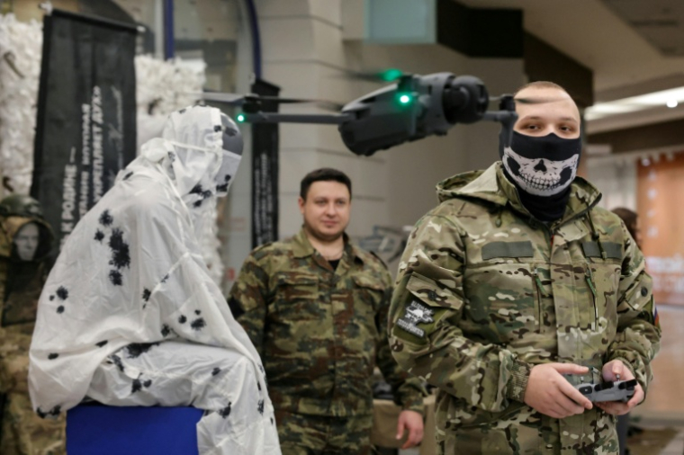 "Chamane", un pilote de drone, fait voler un drone quadricoptère lors d'une démonstration au "Club cosaque militaro-sportif Berkut" dans un centre commercial de Voronej, le 24 janvier 2026 en Russie ( AFP / TATYANA MAKEYEVA )